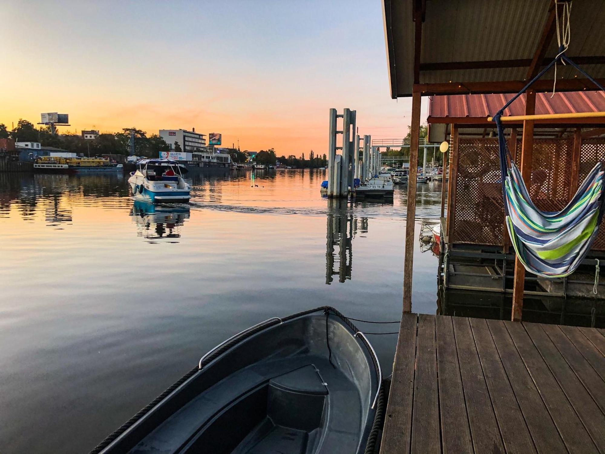Houseboat Benjamin - Houseboats Benjamin & Franklin Hotel ปราก ภายนอก รูปภาพ