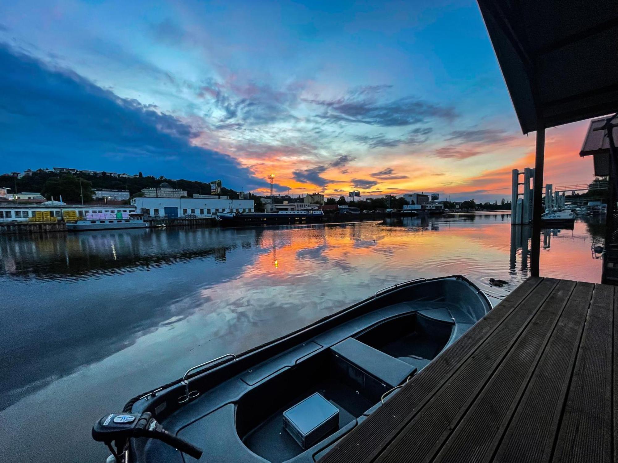 Houseboat Benjamin - Houseboats Benjamin & Franklin Hotel ปราก ภายนอก รูปภาพ